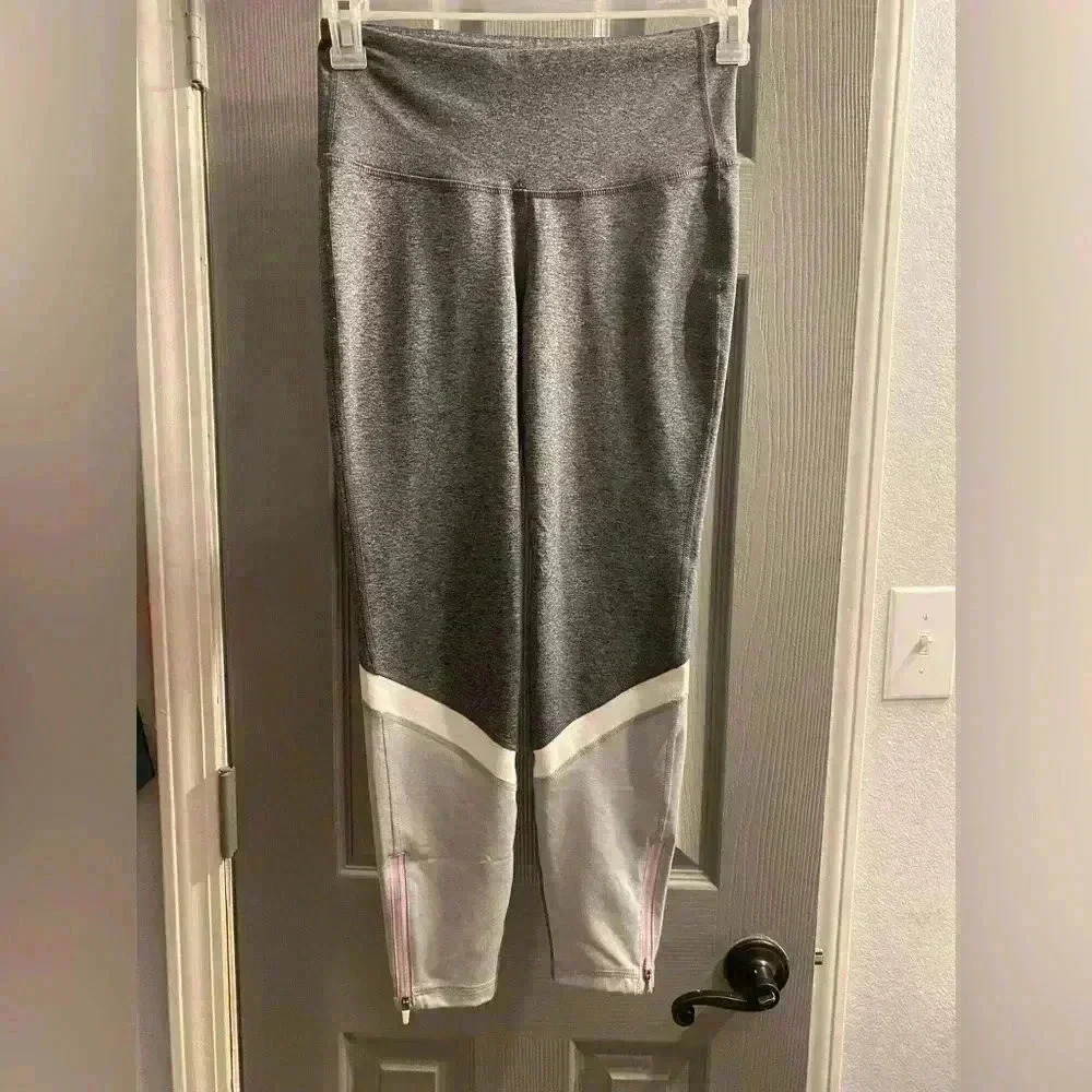 Old Navy gray leggings in gray & a pink zipper at bottom of legs. Size medium